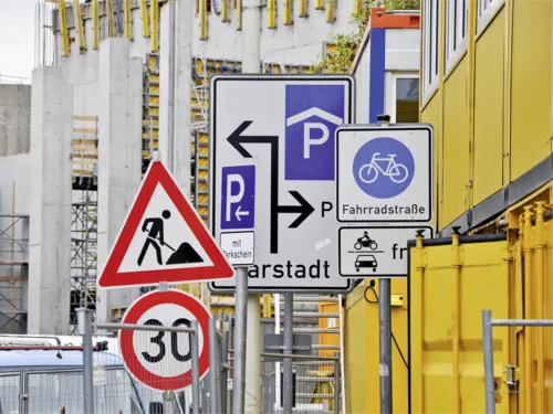 Ein Schilderwald vor einer Großbaustelle.