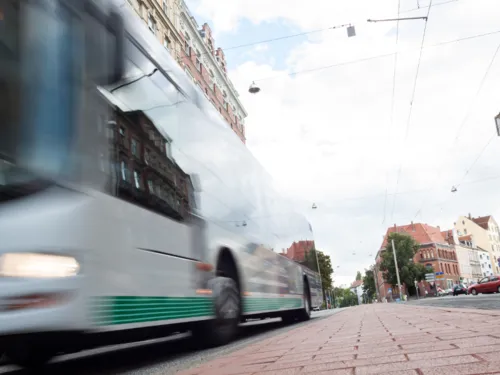Ein vorbeifahrender Bus aus Bodenn&auml;he fotografiert.