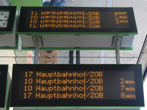Fahrzielanzeiger eine Straßenbahn mit Spiegelung 