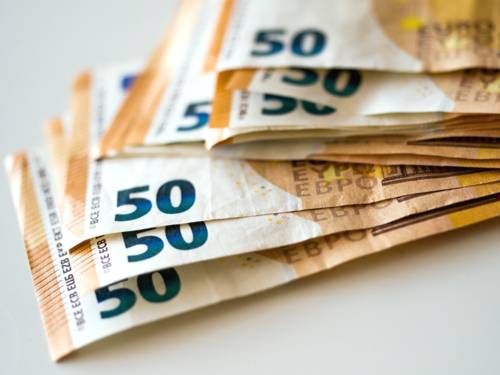 Mehrere Banknoten mit jeweiligem Wert von 50 Euro liegen versetzt übereinander.