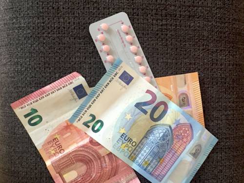 Drei Geldscheine (50 Euro, 20 Euro und 10 Euro) und eine Packung Antibabypille.