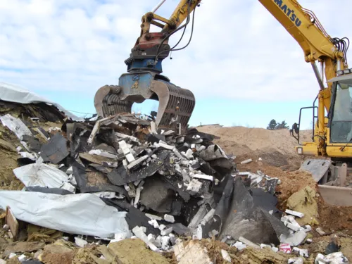 Bauschutt und ein Bagger
