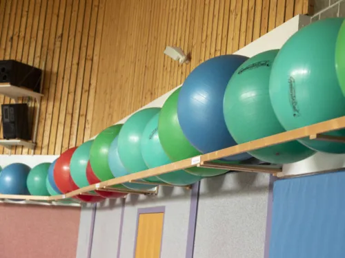 Gymnastikbälle auf einer Ablage in einer Turnhalle