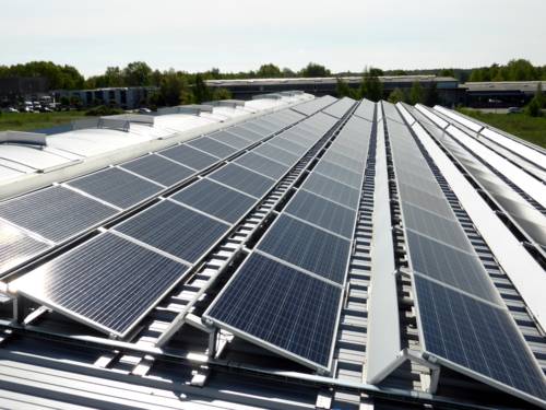 Photovoltaik Anlage auf einem Dach.