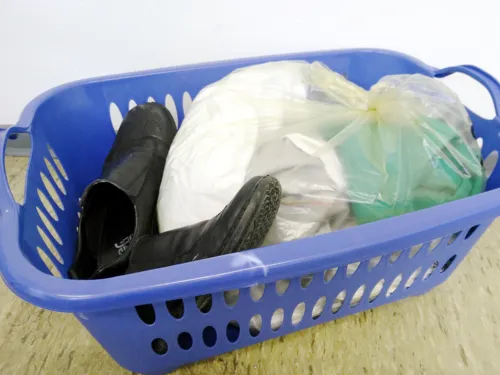 Alte Kleidung in einem W&auml;schekorb