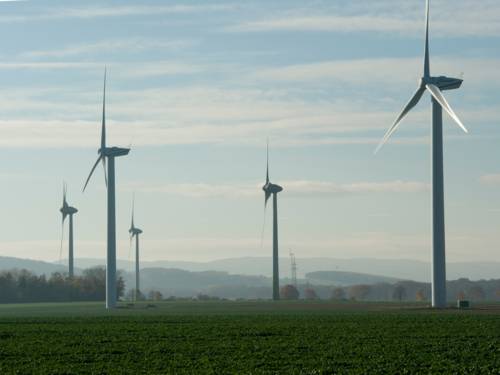 Windkraftanlagen in der Landschaft.