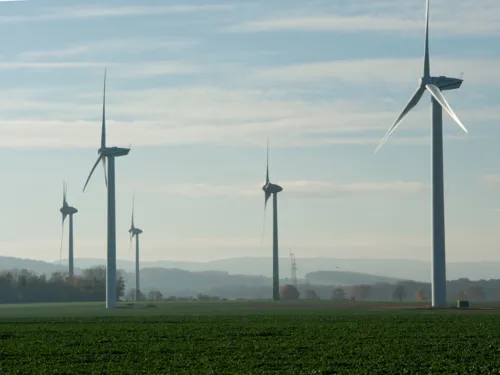 Windkraftanlagen in der Landschaft.