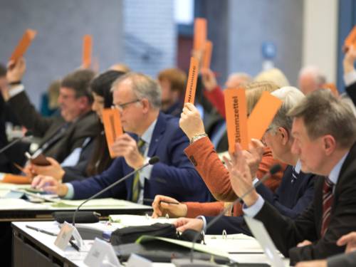 Mitglieder der Regionsversammlung stimmen ab.