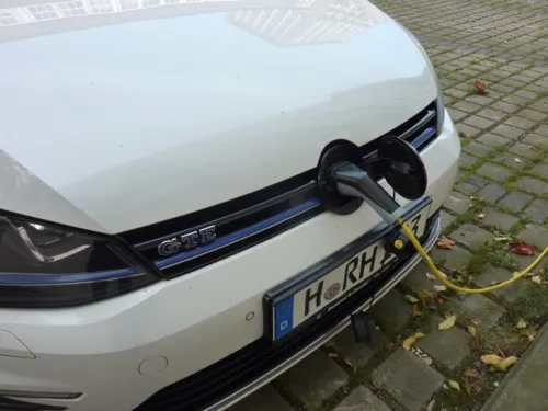 Nahaufnahme eines Elektroautos beim Laden