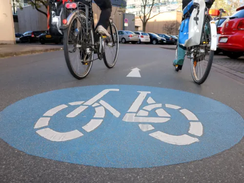 Die Markierung einer Fahrradstraße.