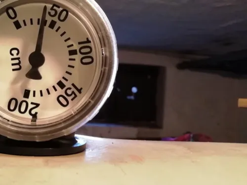Ein Zähler auf einem Öltank.
