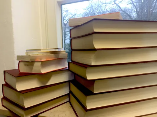 Zwei Bücherstapel in einer Fensterbank