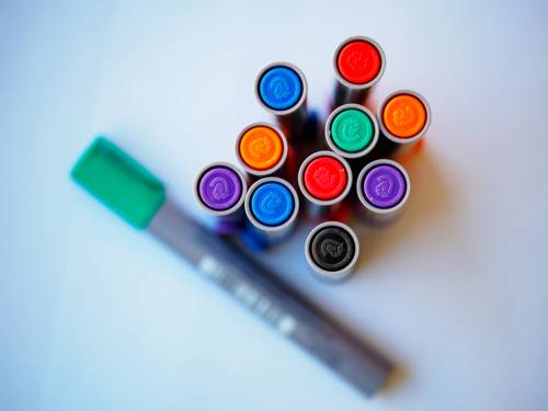 Elf dicke Stifte in verschiedenen Farben.