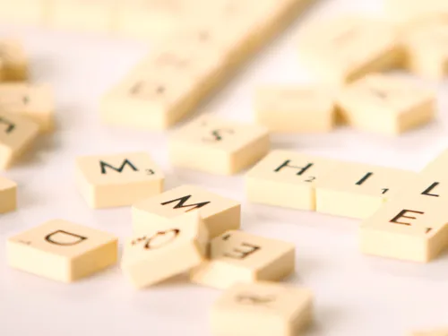Spielsteine tragen einzelne Buchstaben und liegen durcheinander.