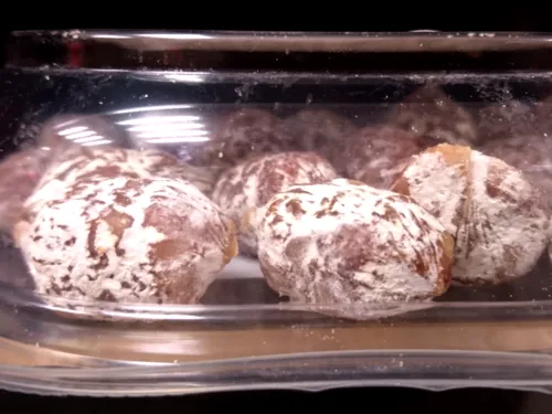 Weißer Schimmel überzieht Minisalamis. Die Wurst ist in einer durchsichtigen Plastikschale.