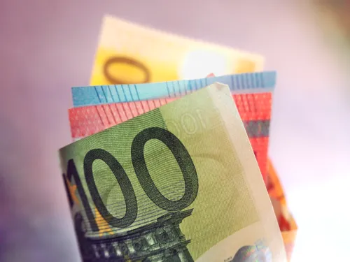Einzelne Eurobanknoten sind gefächert gerollt.