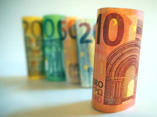 Einzelne Eurobanknoten stehen gerollt nebeneinander.