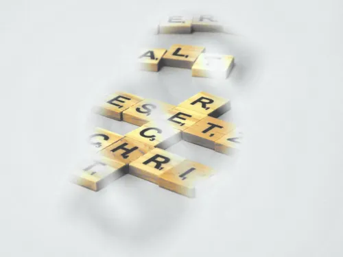 Spielsteine mit Buchstaben bilden die Worte "Recht", "Gesetz", "Vorschrift" und "Anwalt". Teilweise sind die Worte durch eine Schablone verdeckt. Betrachtende schauen durch einen Ausschnitt in der Form eines Paragraphen wie durch ein Schlüsselloch auf die Steine. 