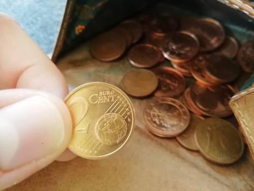 1- und 2-Cent-Münzen in einer Geldbörse