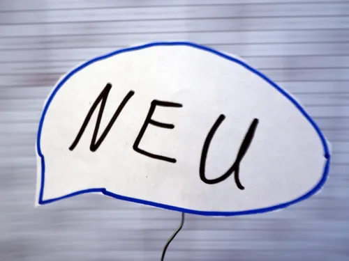 In einer Sprechblase steht "NEU", der Hintergrund ist unscharf.