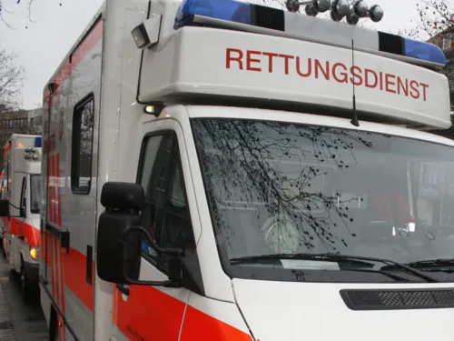 Mehrere Rettungswagen stehen hintereinander. Unter dem Blaulicht des vordersten Fahrzeugs steht in roter Schrift "RETTUNGSDIENST"
