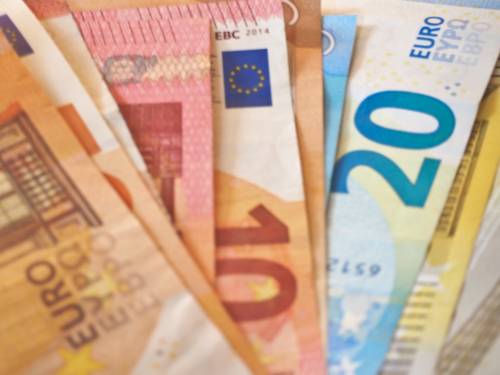 Verschiedene Eurobanknoten als Fächer hingelegt