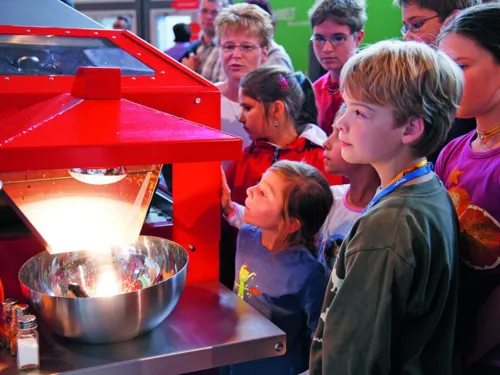 Staunende Kinder vor einer Maschine