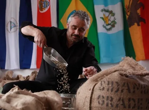 Ein Mann häuft Kaffee in einen Sack