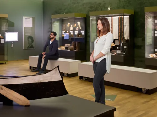 Zwei Menschen im Museum