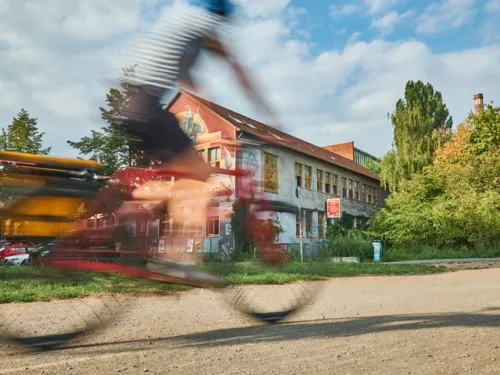 Fahrradfahrer am Kulturzentrum Faust in Linden
