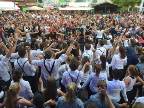 Viele Menschen in der Fußgängerzone von Barsinghausen beim Stadtfest.