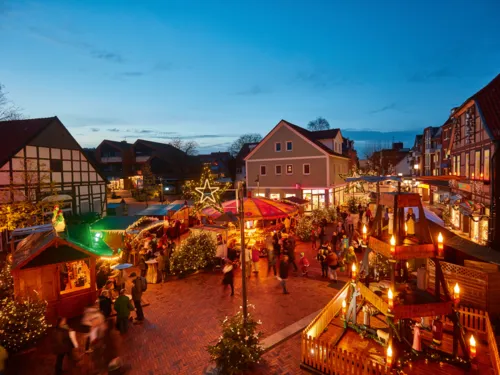 Weihnachtliches Dorf am Thie