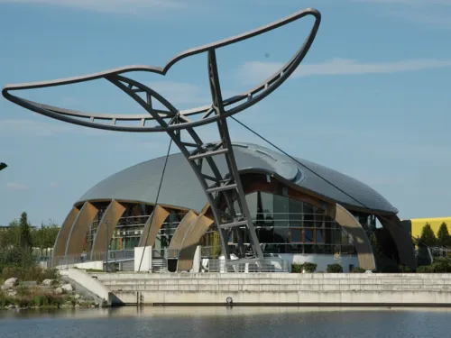 gl&auml;sernes Geb&auml;ude in Form eines Wals