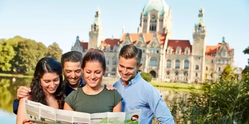 Gruppe vor dem Neuen Rathaus