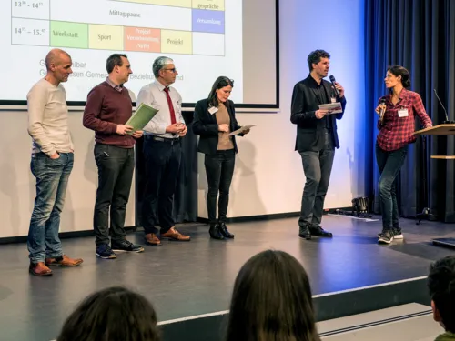 Eine Gruppe Personen auf einer B&uuml;hne
