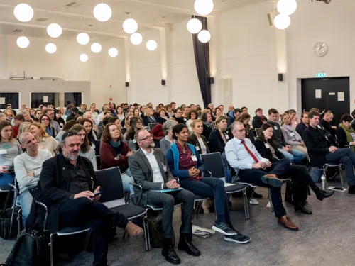 Ein sitzendes Publikum