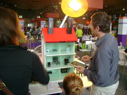 Ein kleines Modellhaus auf der Ideenexpo wird durch Solarzellen betrieben