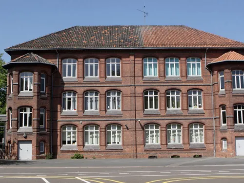 Dreistöckiges Backsteingebäude der Grundschule Kastanienhof