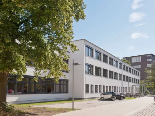 Außenaufnahme der IGS List in der Röntgenstraße
