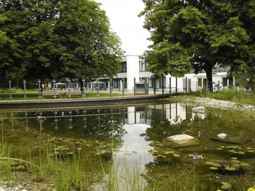 Ansicht vom Teichgarten des Heinemanhofs