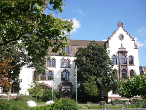Ein mehrstöckiger, historischer Bau mit Ziergiebeln