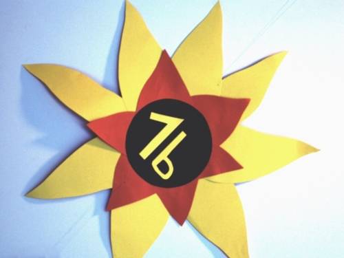 Gefilztes, selbstgemachtes Türschild der Klasse 1b in Form einer Sonnenblume