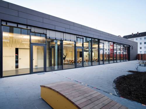 Eingeschössiger Neubau der Mensa mit großer Fensterfront