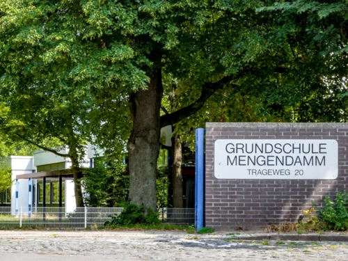 Eingang zur Grundschule Mengendamm am Trageweg 20