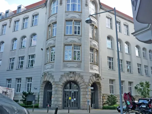 Außenaufnahme des Eingangsbereichs der Ricarda-Huch-Schule, ein mehrstöckiges historisches Gebäude mit klassizistischer Anmutung