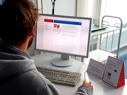 Die Online-Recherche kann bequem am heimischen PC oder im Lesesaal des Stadtarchivs über das Archivinformationssystem erfolgen.