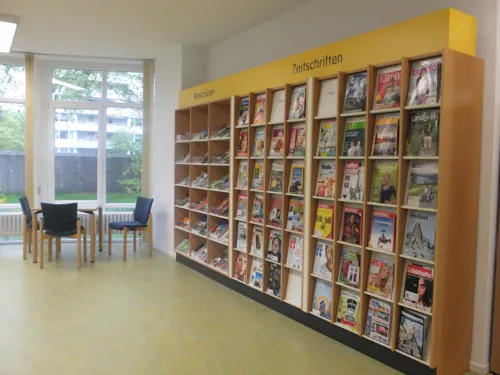 Zeitschriftenangebot im Regal
