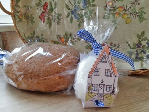 Ein Laib Brot und ein Päckchen Salz sind der traditionelle Willkommensgruß von Nachbarn für neu Zugezogene
