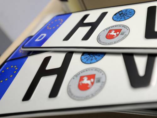 Nahaufnahme von Kennzeichenschildern für Kraftfahrzeuge, deren Zulassungsort Hannover ist.