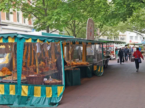 Stand mit Trockenfrüchten auf dem Wochenmarkt